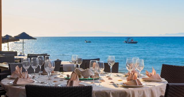 Avra-Beach-Resort-Hotel-a-Bungalows-RESTAURANT-02