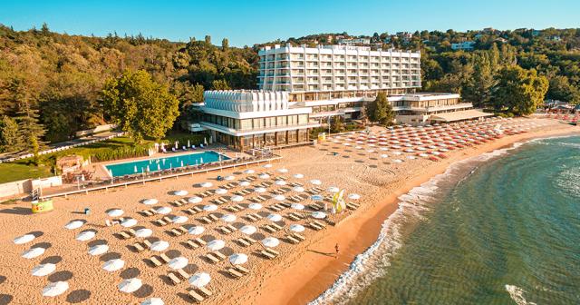 Palace-Sunny-Day-MAIN-2021