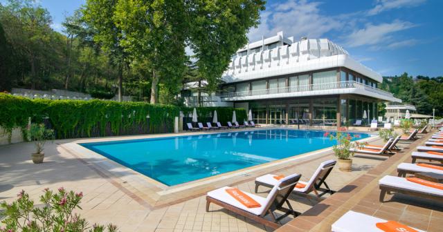 Palace-Sunny-Day-2023-OUTDOOR-POOL-03