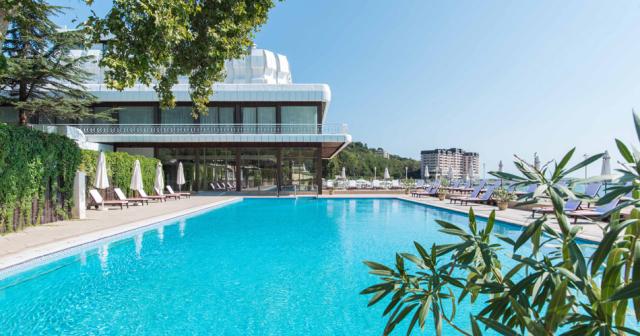Palace-Sunny-Day-2023-OUTDOOR-POOL