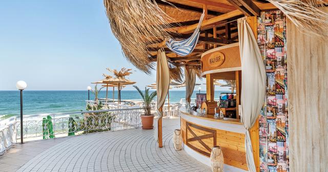 Palace-Sunny-Day-BEACH-BAR