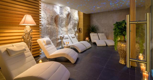 Palace-Sunny-Day-2023-SPA