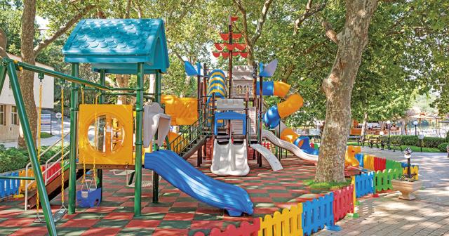 Palace-Sunny-Day-KIDS-PLAYGROUND