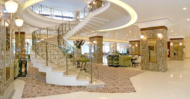 Palace-Sunny-Day-LOBBY