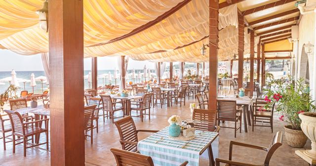 Palace-Sunny-Day-RESTAURANT-02
