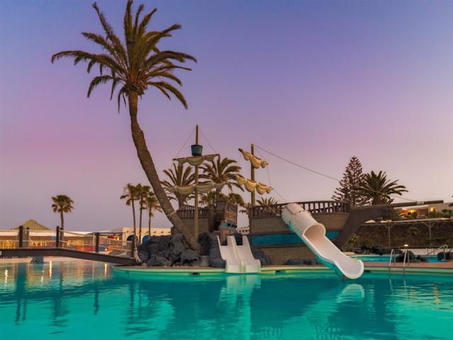 Vista%20piscina%20nocturna%206hlg.jpg