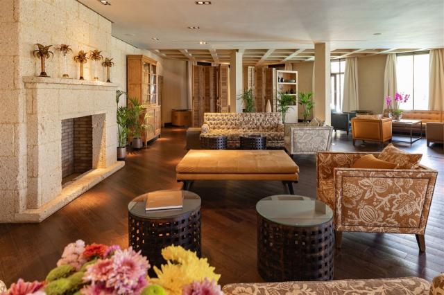 las-villas-common-lounge.jpg