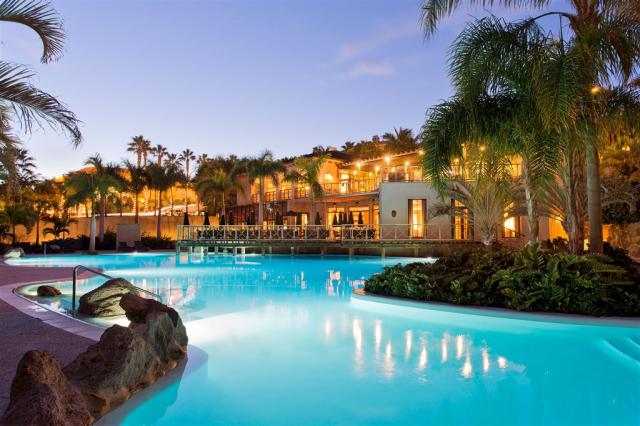 las-villas-pool-area-by-night.jpg