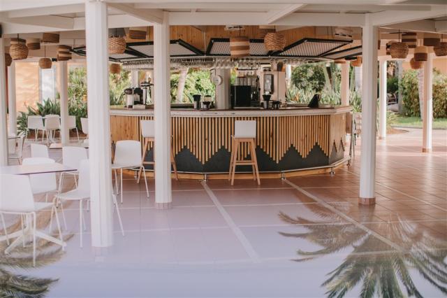 hotel-suites-villas-bar-piscina.jpg