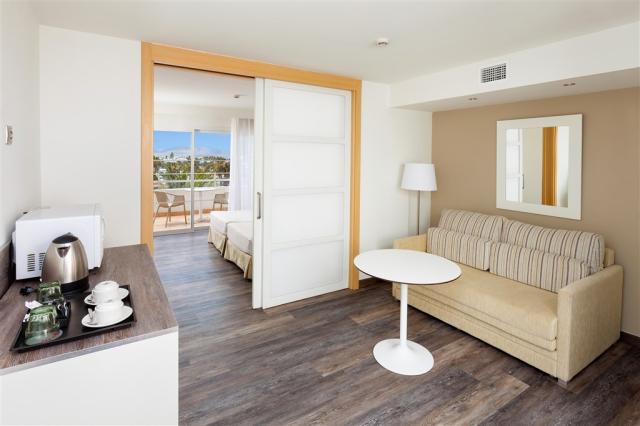 15bSolLanzarote-SuperiorRoom.jpg