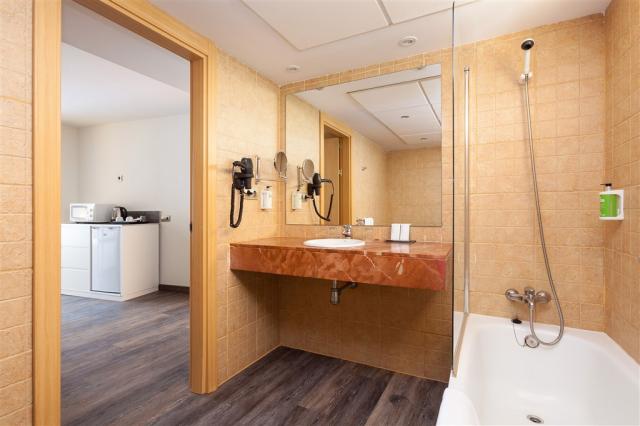 15cSolLanzarote-SuperiorBathroom.jpg