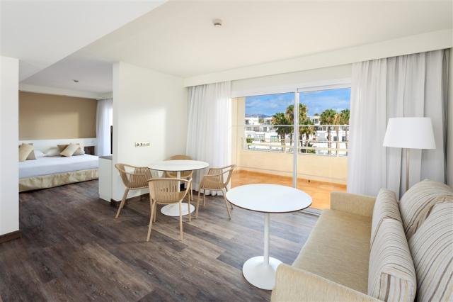 16aSolLanzarote-SuiteRoom.jpg