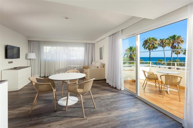 17bSolLanzarote-SuiteRoomSeaView.jpg