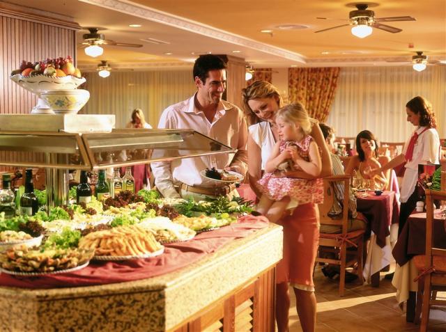 OBR_04_029 - Main restaurant.jpg