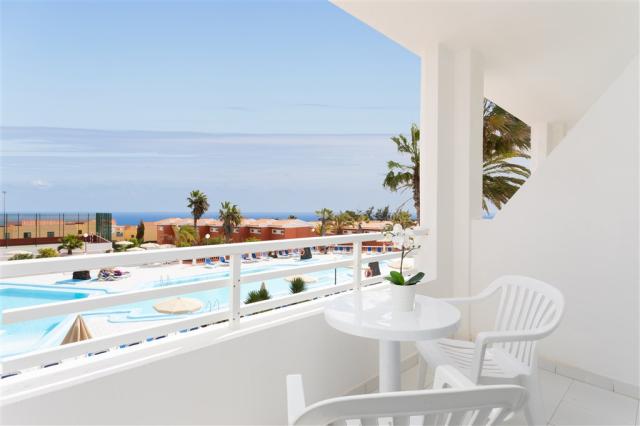 globales-costa-tropical-apto-pool view.jpg