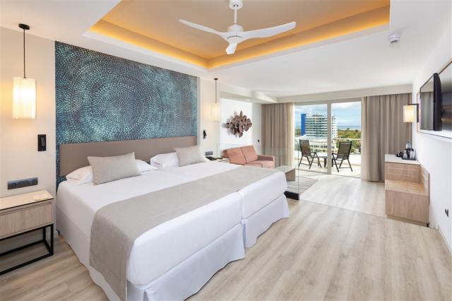 XJA_20_056 - Double room partial sea view.jpg