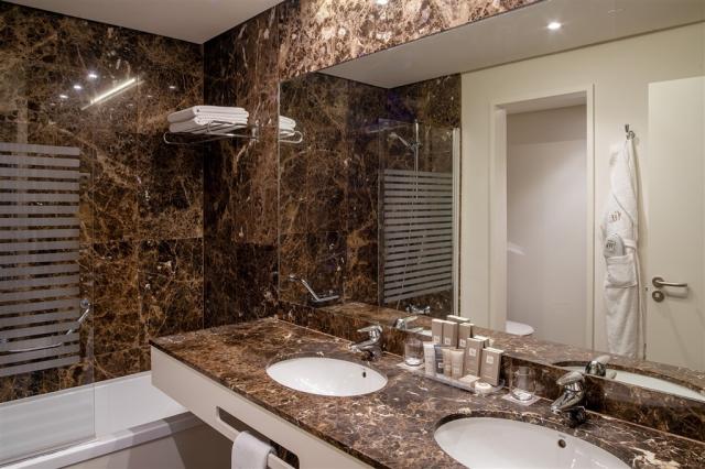 Bano-habitaciones-dobles-Arrecife-Gran-HotelHD.jpg