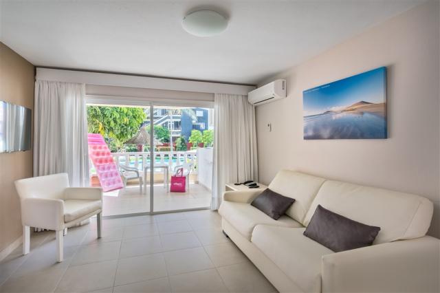 apartman superior pool view.jpg