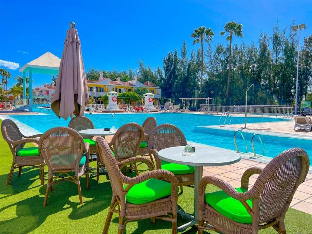 Restaurant & Pool Bar (5).jpg