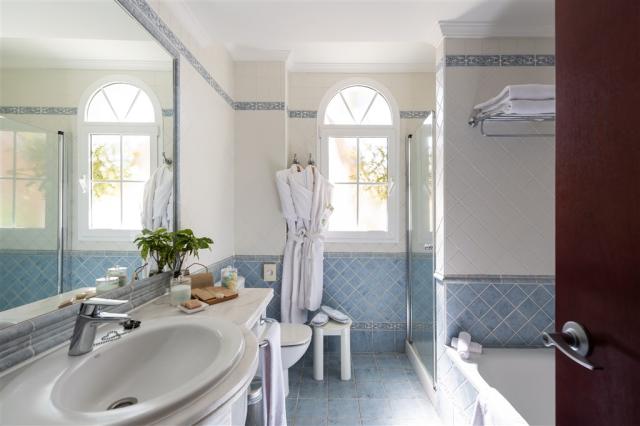 Junior Suite (11).jpg