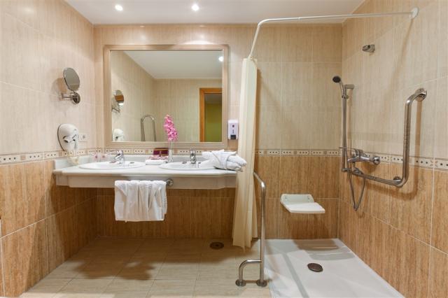 FANABE-COSTA-SUR-Accessible-Room-2-1.jpg