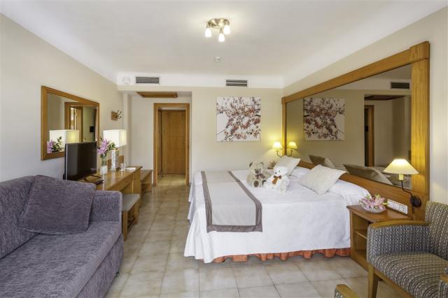 FANABE-COSTA-SUR-Family-Room-4-11.jpg