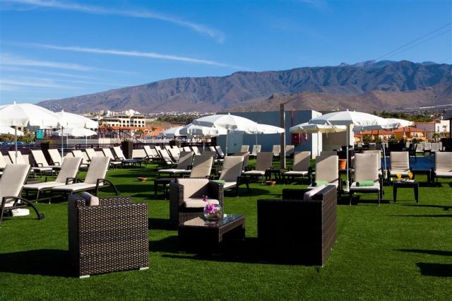 FAĂ‘ABE-COSTA-Sur-Roof-top-bar.jpg