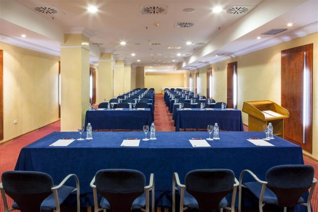FANABE-COSTA-Sur-Meeting-Rooms-4.jpg