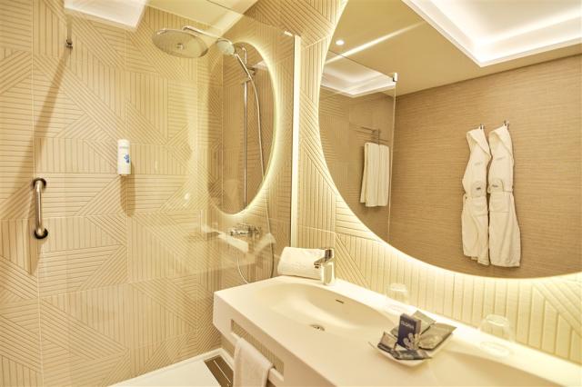 8. Gloria Palace Amadores -bathroom - Double  & Thalasso Room.j