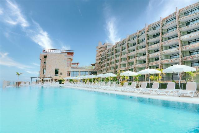 2. Gloria Palace Amadores - Infinity pool.jpg