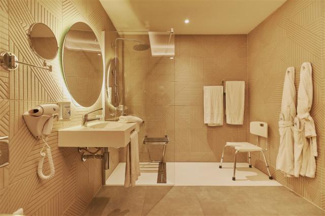 LPA - GLORIA PALACE AMADORES - Adapted Bathroom (1).jpg