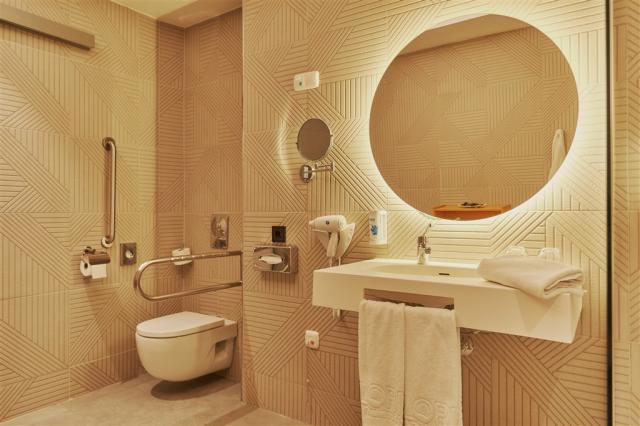 LPA - GLORIA PALACE AMADORES - Adapted Bathroom (2).jpg