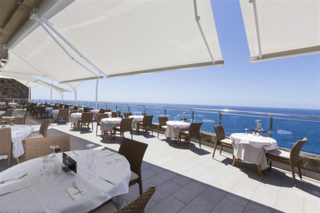 33. Gloria Palace Amadores Thalasso & Hotel - Buffet terraza.jp