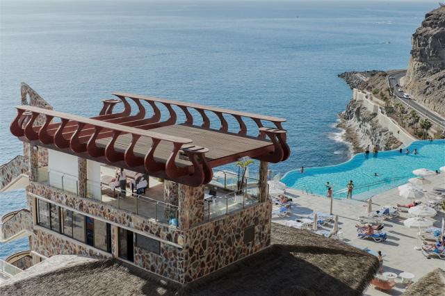 49 . Gloria Palace Amadores - Solarium - Massage Outdoor.jpg