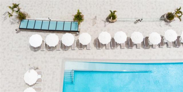LPA - GLORIA PALACE AMADORES - piscina - rampa de acceso (1).jp