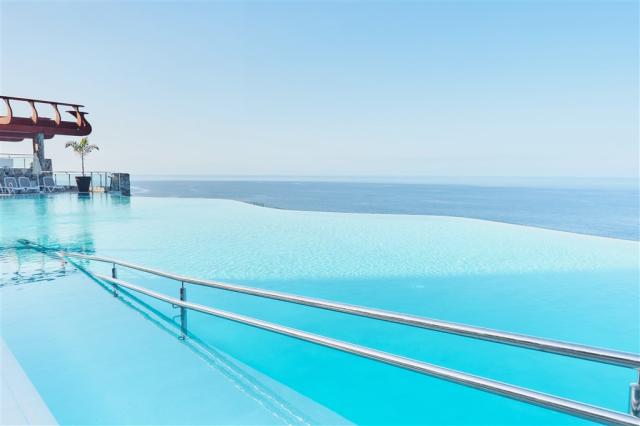 LPA - GLORIA PALACE AMADORES - piscina - rampa de acceso (2).jp