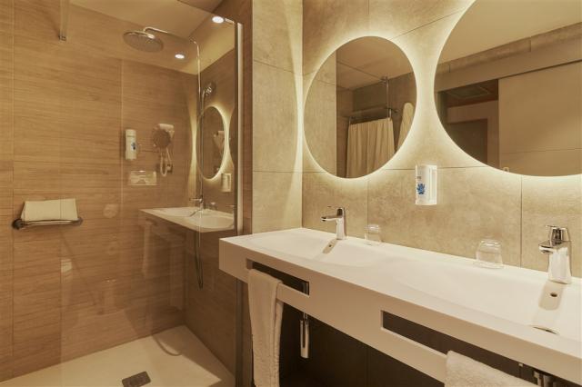 12. Gloria Palace San Agustín - Habitación Doble - Baño.jpg