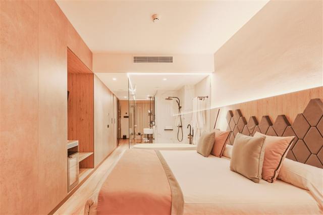 6. Gloria Palace San Agustin - Junior Suite - Cama principal.jp