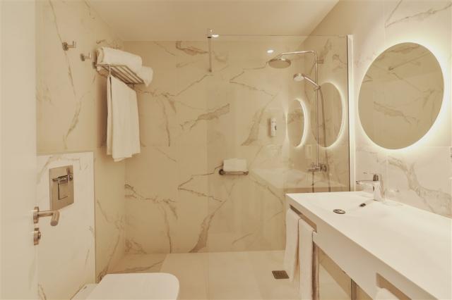 17. Gloria Palace San Agustín - Suite Familiar - Baño.jpg