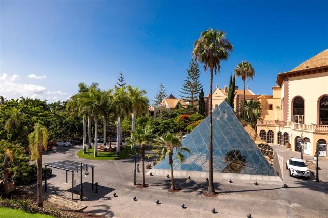 pyramid-for-celebrations-entrance.jpg