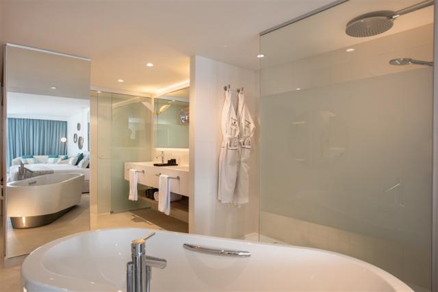 12a.JrSuitePlatBath.jpg