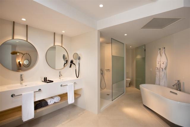 15a.SuiteStandardBath.jpg