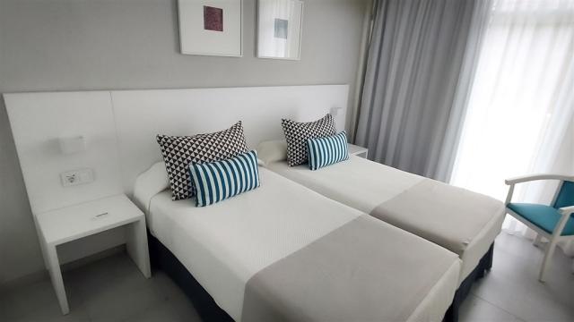 Junior_Suite_Bedroom_Renovated_Pool_View_Hotel-BLUESEA_Lagos_Ce