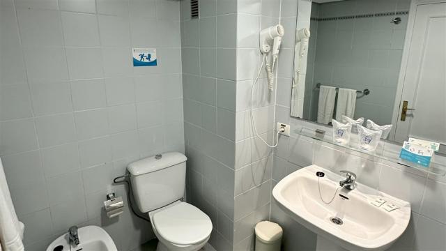 Double_Room_Bathroom_Hotel-BLUESEA_Lagos_Cesar.jpg