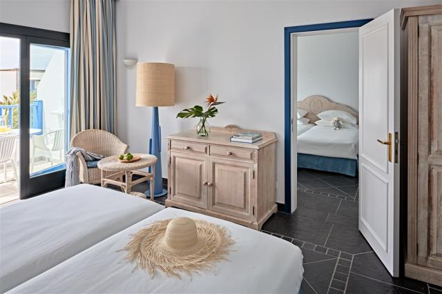Seaside_Jameos_Superior_Room_Connect4002+4003-0777_comp.jpg