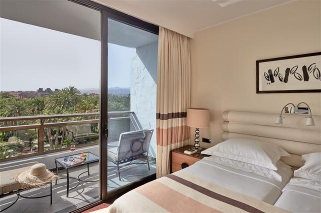 Seaside_Palm_Beach_Room_732-JS-beigebrown-bedbalcony-1194_comp.