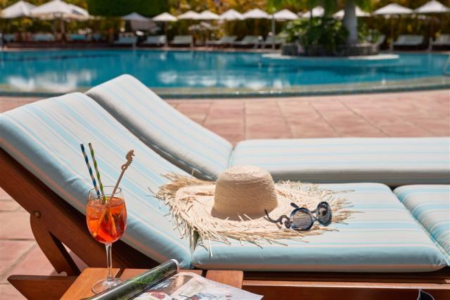 Seaside_Palm_Beach_Main_Pool-Mood-Sunbed-0111.jpg
