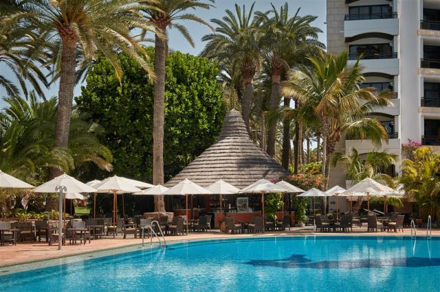 Seaside_Palm_Beach_Main_Pool-AfricanBar-0851.jpg