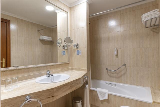 Bathroom (II).JPG