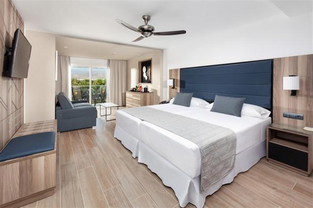XOA_18_050 - Family room.jpg